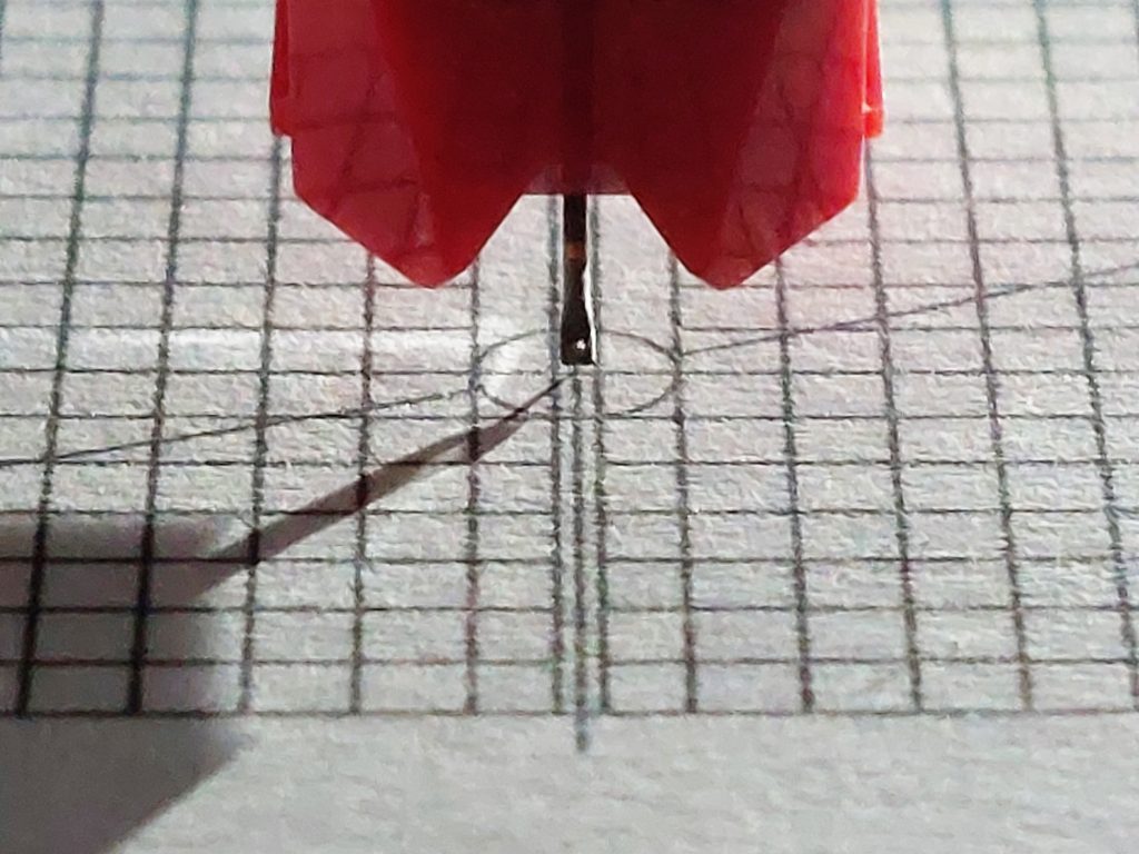 Alignment of the phono cartridge stylus on a protractor grid
